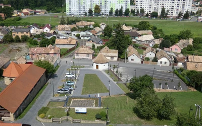 A felújított parkoló és bástya a várból nézve