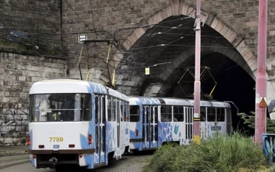 A kép egy villamost ábrázol, amely egy alagútból jön ki Pozsonyban. Az alagút neve Alagut Pozsony.