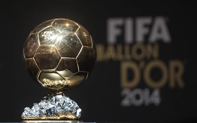 Az Aranylabda díj arany gömbje, háttérben a "FIFA Ballon d'Or 2014" felirattal.