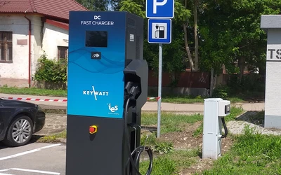 Párkány: elektromos töltőállomás a parkolóban