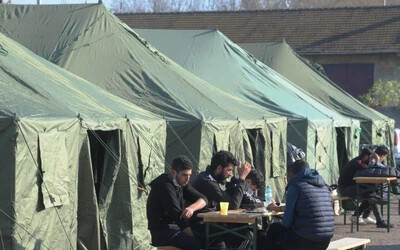 A szlovák belügyminisztérium a cseh határ melletti Jókúton (Kúty) állított fel sátortábort a menekültek számára (TASR-fotó)
