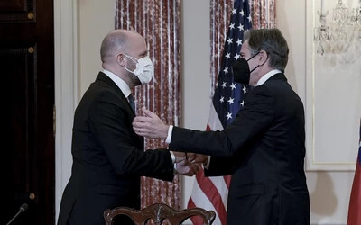 Jaroslav Naď (OĽaNO) szlovák védelmi miniszter (balra) és Antony Blinken amerikai külügyminiszter Washingtonban írták alá a megállapodást (TASR/AP-felvétel)