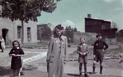 Borzalom pasztell-színekben: Egy náci könyvelő színes fényképei a łódźi gettóról. GALÉRIA