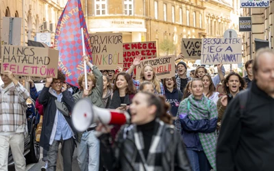 Demonstráló diákok és tanárok lezárták a budapesti Margit hidat