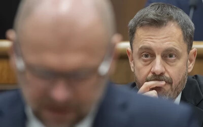 Eduard Heger kormányfő a törvényhozásban aggódva figyeli Richard Sulíkot, a kabinet leváltását indítványozó SaS elnökét. (TASR-kép)