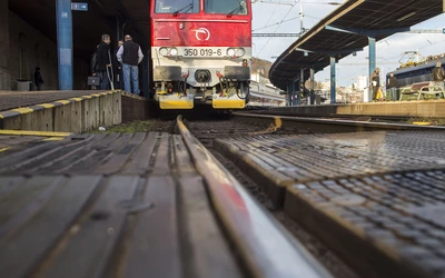 Cserélik a síneket, lassabban jár a vonat