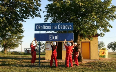 Tíz évvel ezelőtt, 2012 júniusában anonim aktivisták kétnyelvűsítették a többségében magyarok lakta Ekel község vasútállomását. (Fotó: Kétnyelvű Dél-Szlovákia • Dvojjazyčné Južné Slovensko)