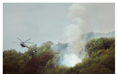 Az oltást a földről és a levegőből is végzik, kedden egy helikopter segítségével vitték fel a hegygerincre a felszereléseket 