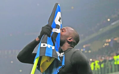 Romelu Lukaku ünnepelte így az AC Milan elleni góljáRomelu Lukaku ünnepelte így az AC Milan elleni gólját februárban. Ma már a szögletzászló megcsókolása is járványvédelmi szempontokat vet fel… t februárban. Ma már a szögletzászló megcsókolása is járványvédelmi szempontokat vet fel… 