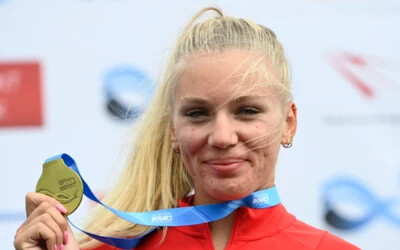 Az aranyérmes Gazsó Alida Dóra a kajak-kenu világbajnokság kajak egyesek 1000 méteres versenyének eredményhirdetésén