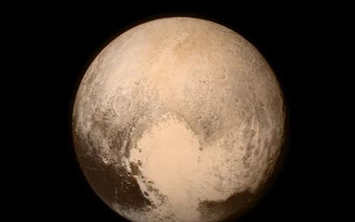 Pluto - hatalmas kiterjedésű befagyott síkságok a jéghegyek közelében