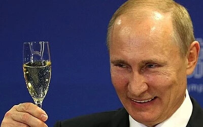 Az észtek szerint Putyin pezsgőt bontott