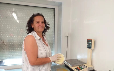 Czadró Katalin a sajtkészítő műhelyben, melyet önerőből alakítottak ki