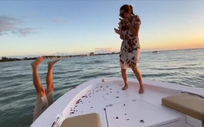 VIDEÓ: Egy hajón akarta megkérni barátnője kezét, a gyűrű a tengerbe pottyant