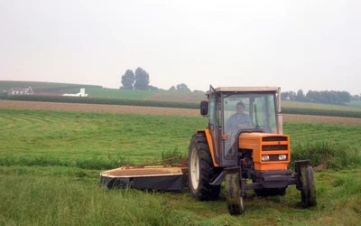 Embereket temetett maga alá egy traktor