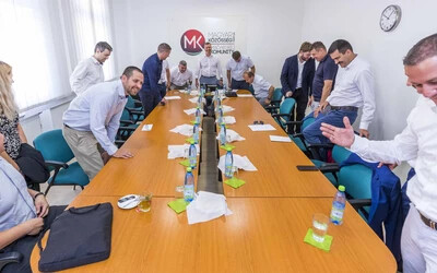 A három magyar párt képviselői minden jel szerint a Beneš-dekrétumok miatt is egy asztalhoz ülnek⋌(Somogyi Tibor felvtelei)
