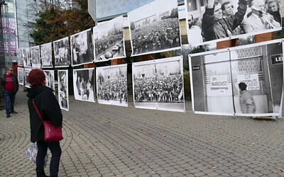 Kiállításokkal, filmvetítésekkel, de városnéző sétával is emlékeznek a forradalom 30. évfordulójára ⋌(TASR-felvétel)