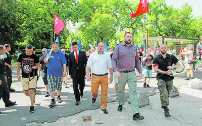 Róbert Švec (öltönyben) állhat Marián Magát (jobbról a második) mögött