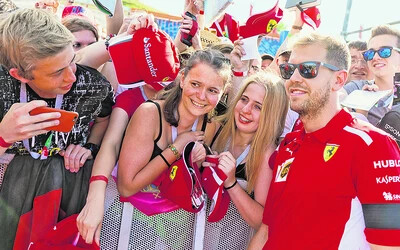 Vettelnek volt oka mosolyogni, ő nyerte a második szabadedzést