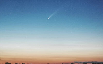 Az üstökös éjfél előtt is jól kivehető, jó fényviszonyok mellett pazar látványban részesülünk. Legközelebb 5000 év múlva suhan el a Föld mellett.