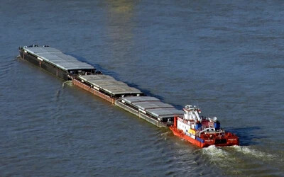 Uszály ütközött a bajai Duna-hídnak, hajózárlatot rendeltek el