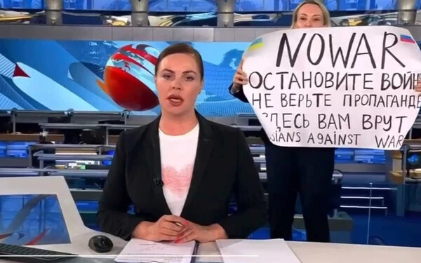 24 óra után végre előkerült az orosz köztévé híradójában a háború ellen tiltakozó nő
