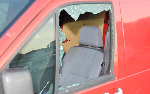 Az autóban hagyta pénztárcáját, betörték az ablakát, hogy ellopják