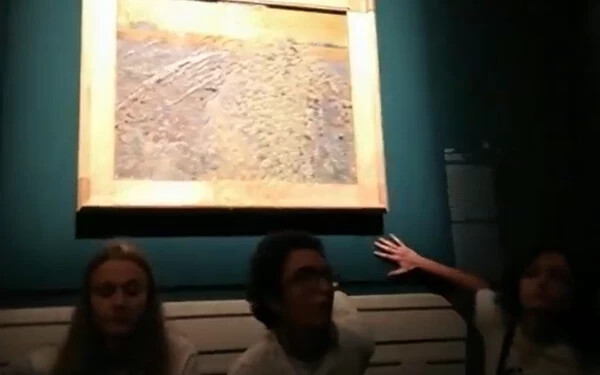 Klímaaktivisták borsólevessel öntöttek le egy Van Gogh-festményt Rómában