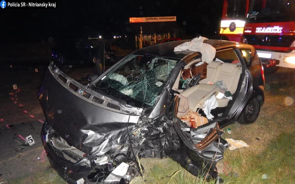 SZÖRNYŰ: Frontálisan ütközött két autó a Komáromi járásban