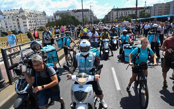 Lezárták a tüntetők a budapesti Margit hidat