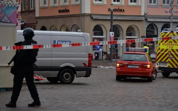 Tömegbe hajtott egy autós a németországi Trierben, ketten meghaltak