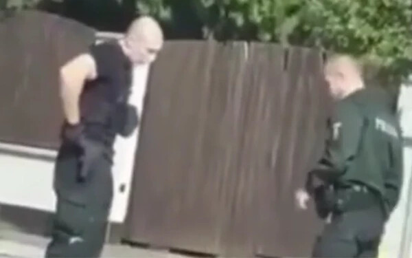 VIDEÓ: Anyaszült meztelen férfi okozott riadalmat, agresszíven viselkedett a rendőrökkel is