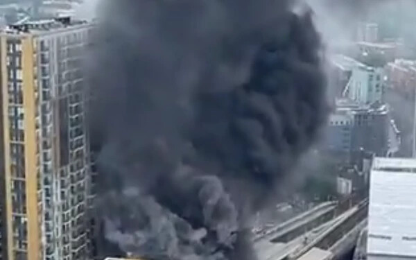 VIDEÓ: Hatalmas tűz ütött ki egy londoni vasútállomáson