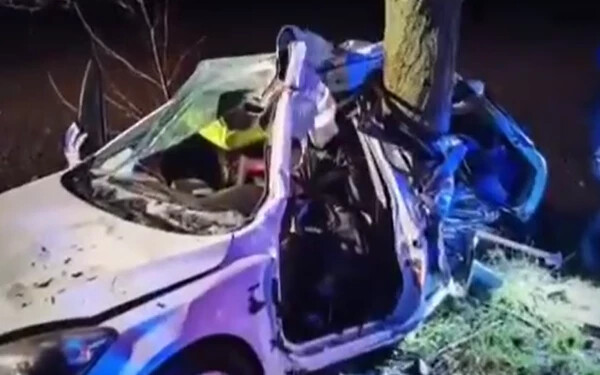 VIDEÓ: Megcsúszott a vizes úton, fának hajtott a 19 éves sofőr – életéért küzd a kórházban