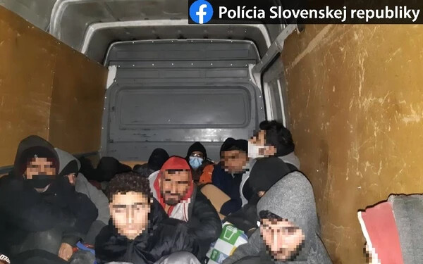 Menekülteket szállító furgont fogtak a Dunacsún–Rajka határátkelőn