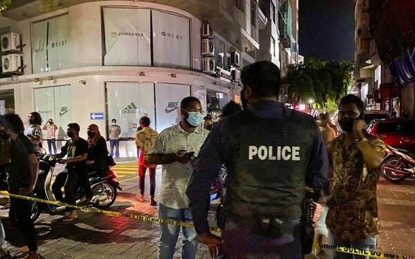 Pokolgép robbant a Maldív-szigetek volt elnökének otthona mellett
