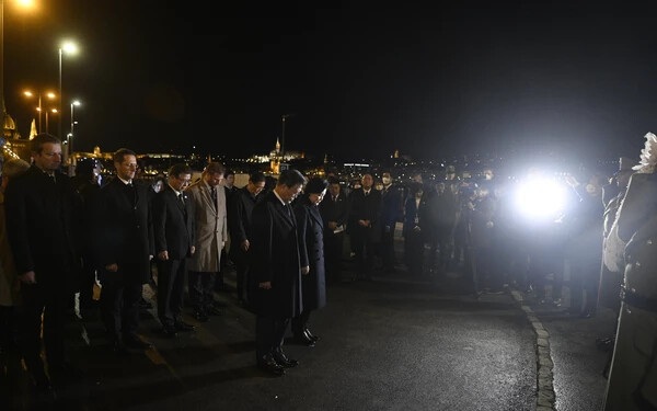Dunai hajóbaleset – Fejet hajtott az áldozatok előtt a dél-koreai köztársasági elnök