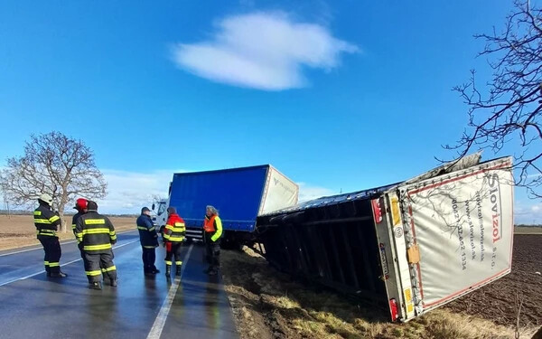 Az erős szél miatt az oldalára borult egy teherautó pótkocsija a Dunaszerdahelyi járásban