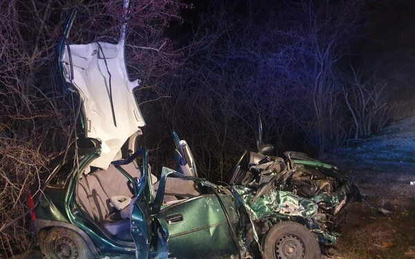 Tragédia – Frontálisan ütközött a személyautó a furgonnal, egy 15 éves fiú elhunyt