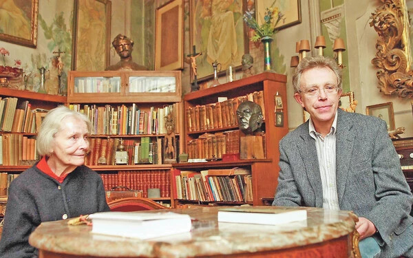 Geraldine Mucha és fia, John Mucha a prágai lakásban.