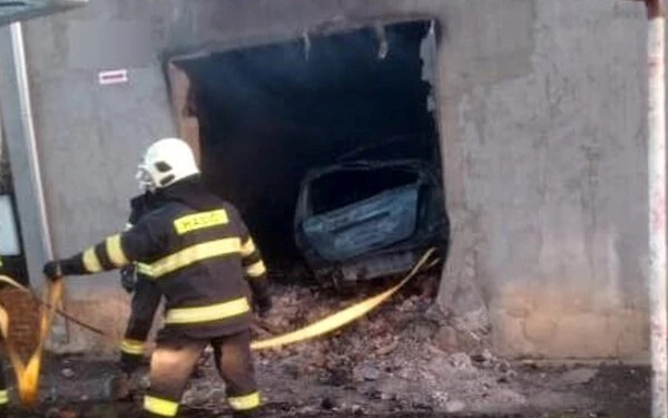 Tragikus baleset – Családi házba hajtott a 19 éves sofőr, a jármű kigyulladt
