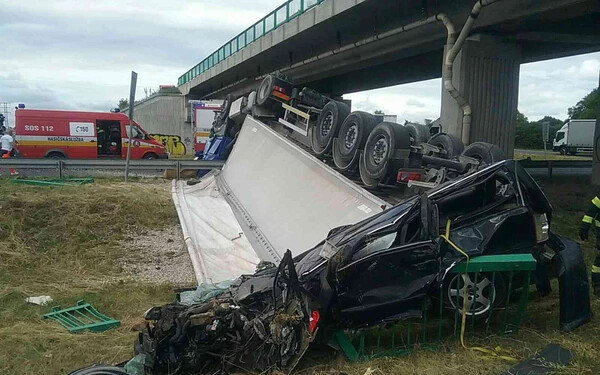 SZÖRNYŰ TÖMEGBALESET: Teherautó ütközött egy személyautóval, mindkét jármű lesodródott a felüljáróról