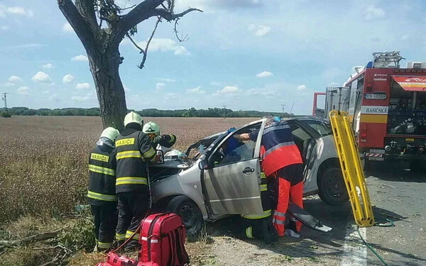 Súlyos közúti baleset – fának csapódott egy autó Komárom mellett