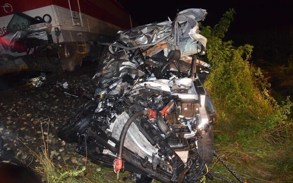 TRAGÉDIA: Vonattal ütközött a sofőr, aki a helyszínen életét vesztette