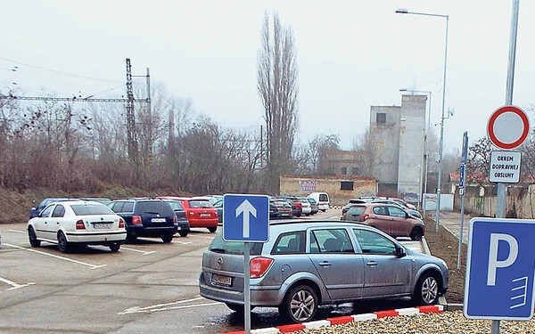 Szigorúbban ellenőrzik az érsekújvári vasútállomás mellett parkoló autókat