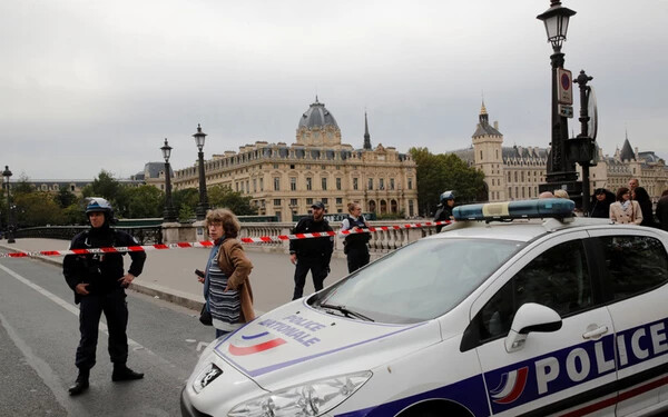 Késsel támadt rendőrökre egy férfi a párizsi rendőrségen