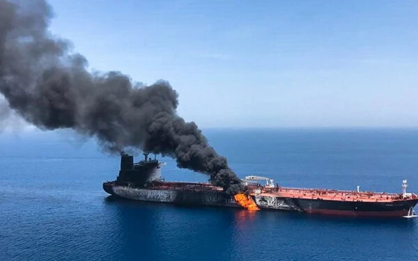 Robbanás egy iráni tartályhajón, olaj ömlik a tengerbe