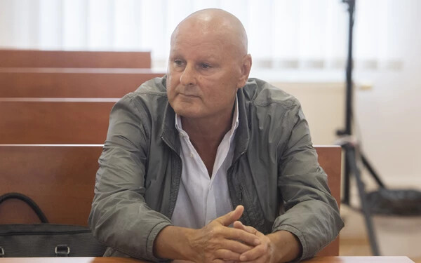 Bernard Slobodník, a Nemzeti Bűnüldözési Ügynökség (NAKA) gazdasági bűncselekményeket vizsgáló egységének egykori vezetője alaposan kipakolt (TASR-felvétel)