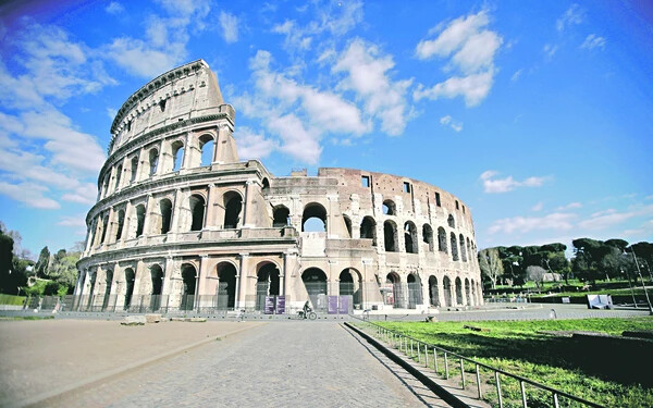Ilyen üres talán még sosem volt a Colosseum előtti tér