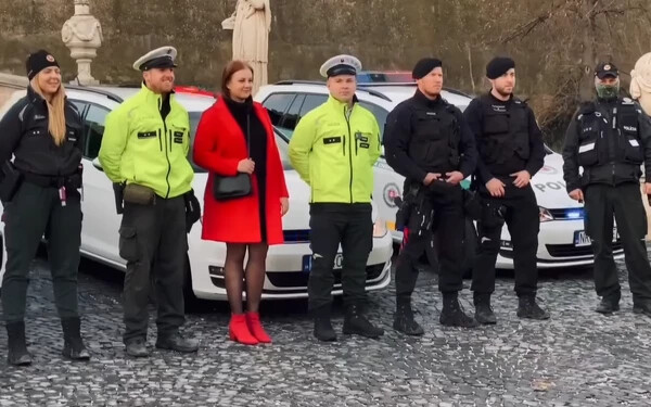 VIDEÓ: Összeálltak egy képre a szilveszterkor szolgáló rendőrök, aztán...